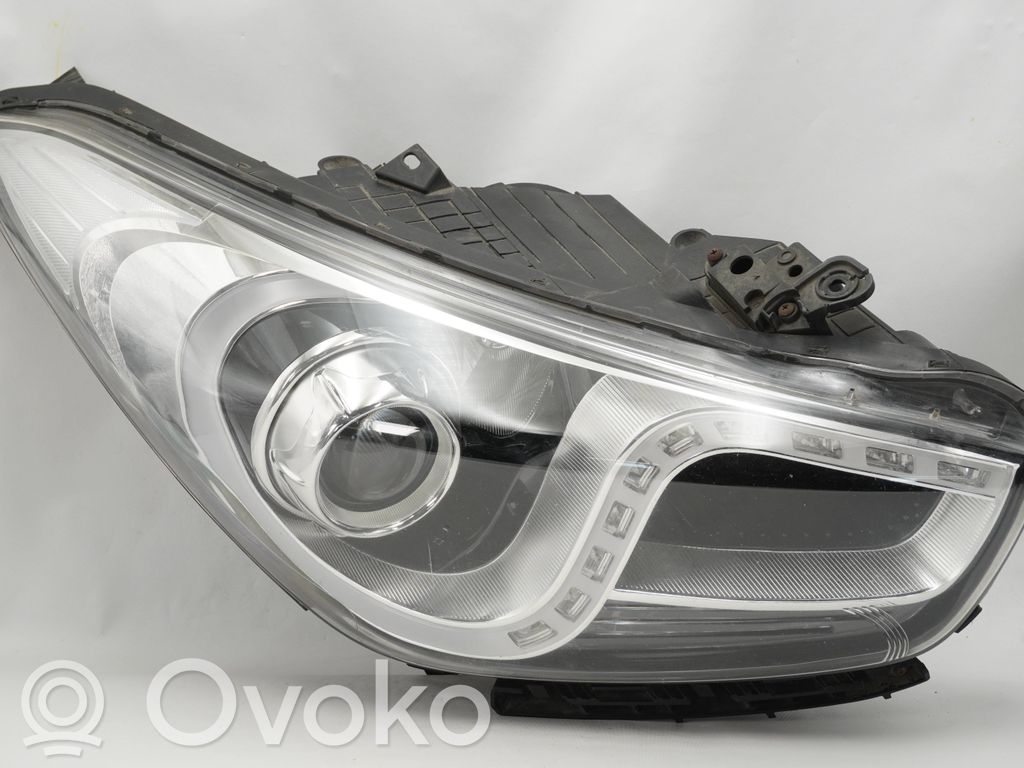 Hyundai i40 Lampa przednia 