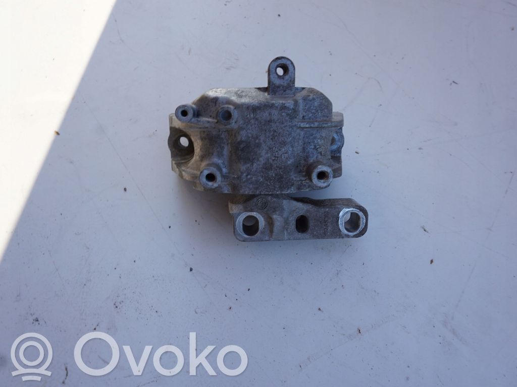 Volkswagen Scirocco Engine mount bracket 