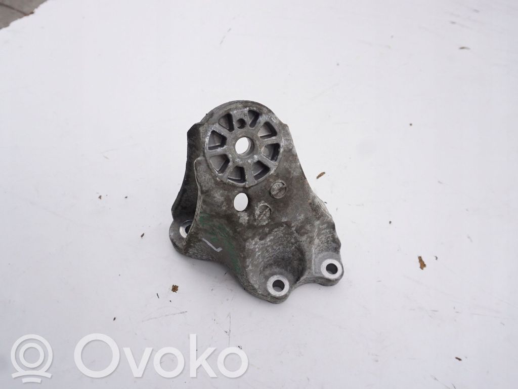 Volkswagen Touareg I Engine mounting bracket 