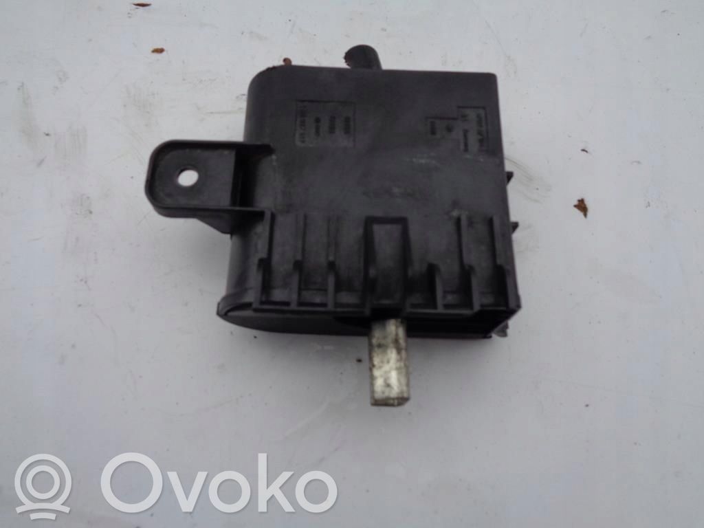 Volkswagen PASSAT B6 Fusible del relé de la batería 