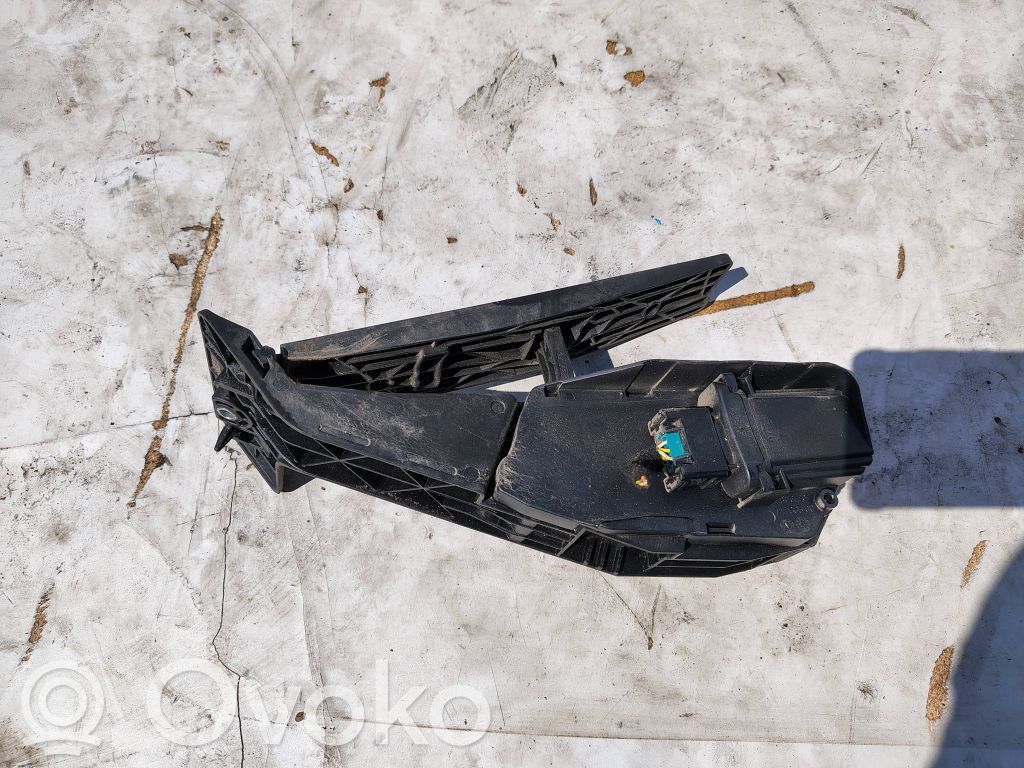 Accelerator throttle pedal   678658901