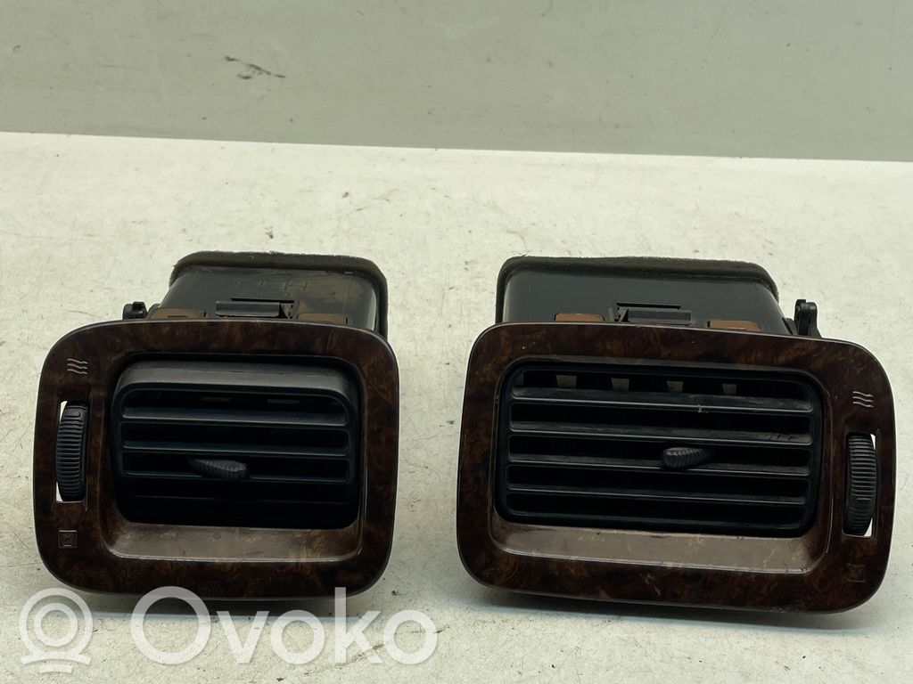 Subaru Forester SF Centrinės oro grotelės 