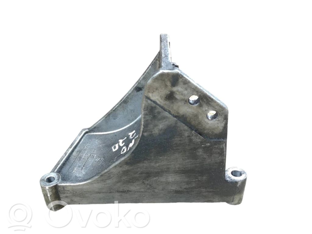 Renault Laguna II Engine mounting bracket 