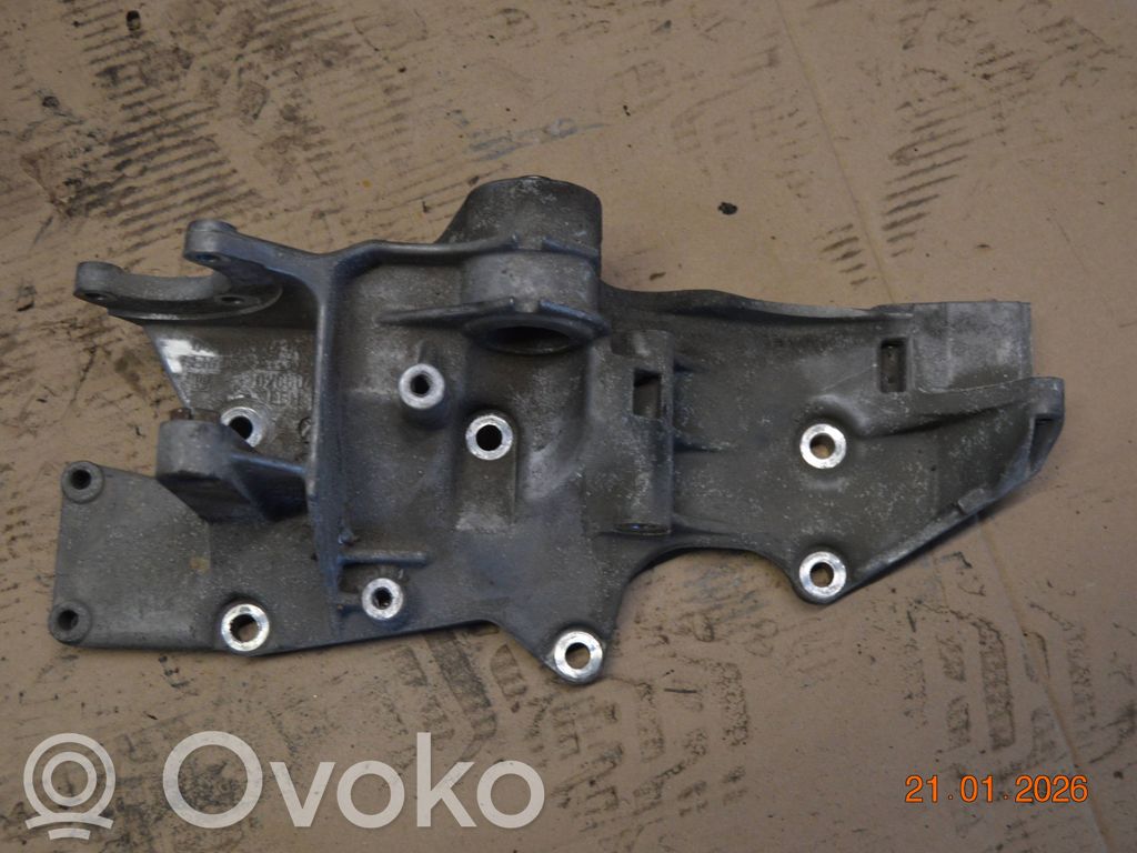 Volkswagen PASSAT B5 Łapa / Mocowanie silnika 