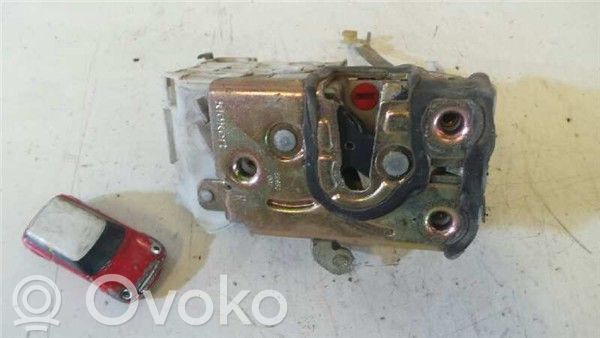 Toyota Avensis T220 Rear door lock 