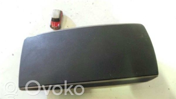 Toyota Corolla Verso AR10 Takaistuimen käsinojat 