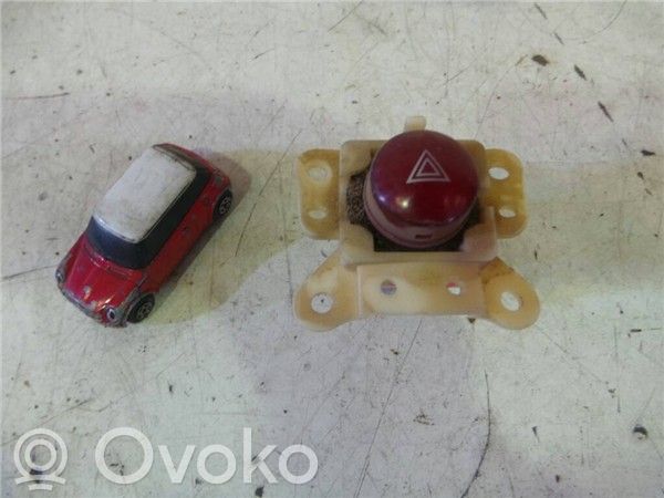 Mitsubishi L200 Avarinių žibintų jungtukas 
