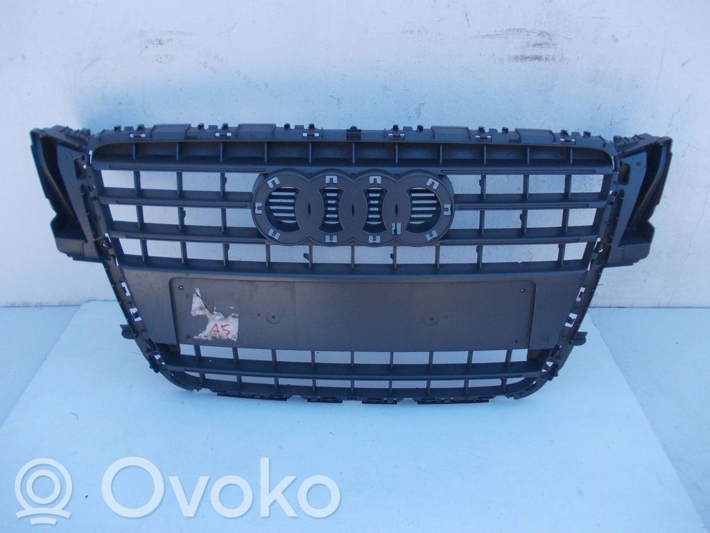 Audi A5 8T 8F Grotelės viršutinės 