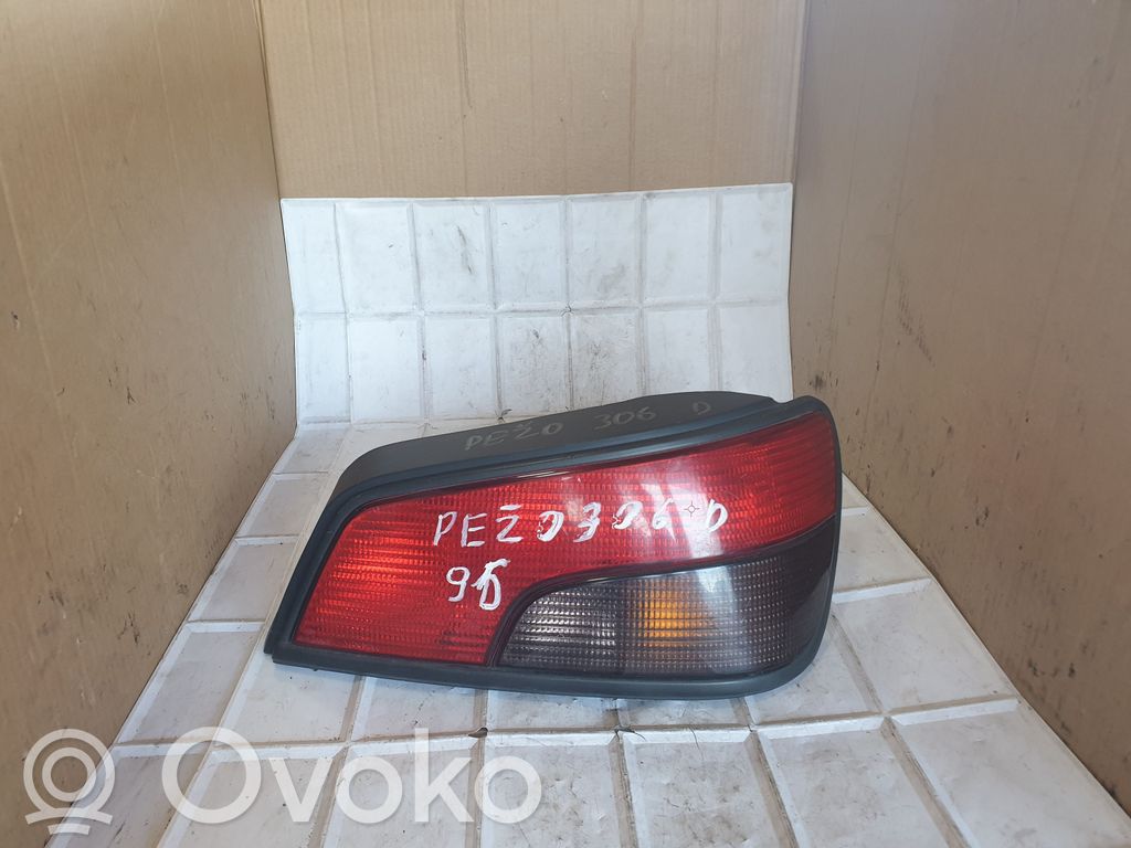 Peugeot 306 Galinis žibintas kėbule 