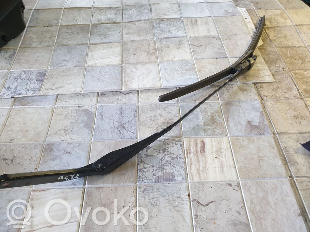 BMW 1 E81 E87 Front wiper blade arm 