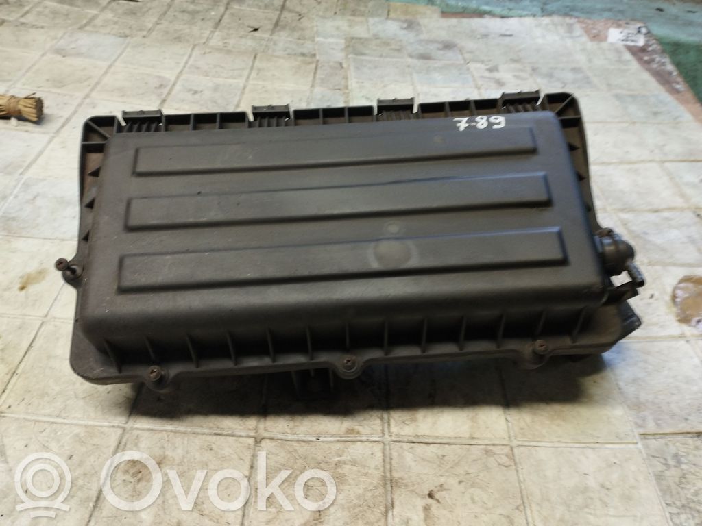 Volkswagen Golf V Air filter box 