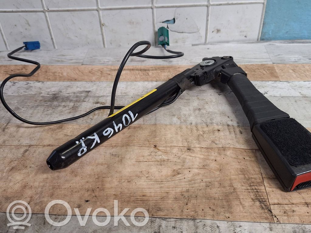 Opel Zafira B Klamra przedniego pasa bezpieczeństwa 