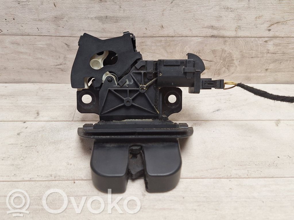 Audi A4 S4 B7 8E 8H Zamek klapy tylnej / bagażnika 