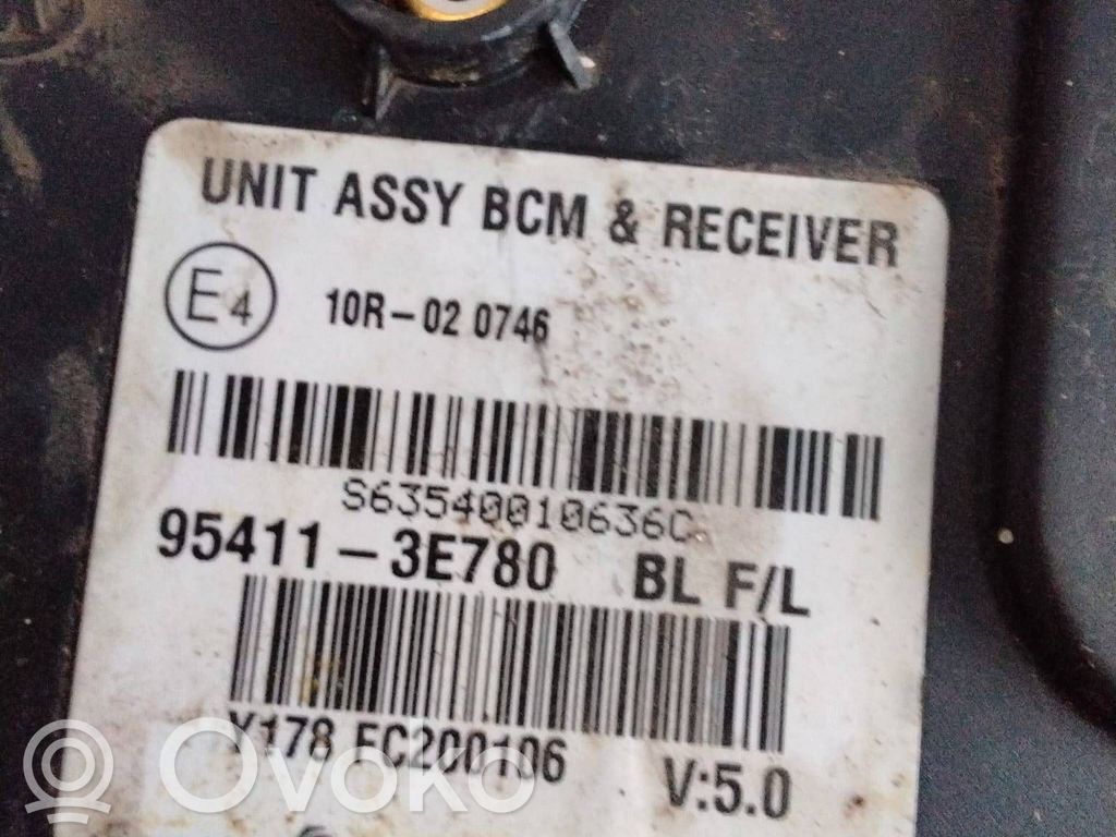 KIA Sorento Oven keskuslukituksen ohjausyksikön moduuli 