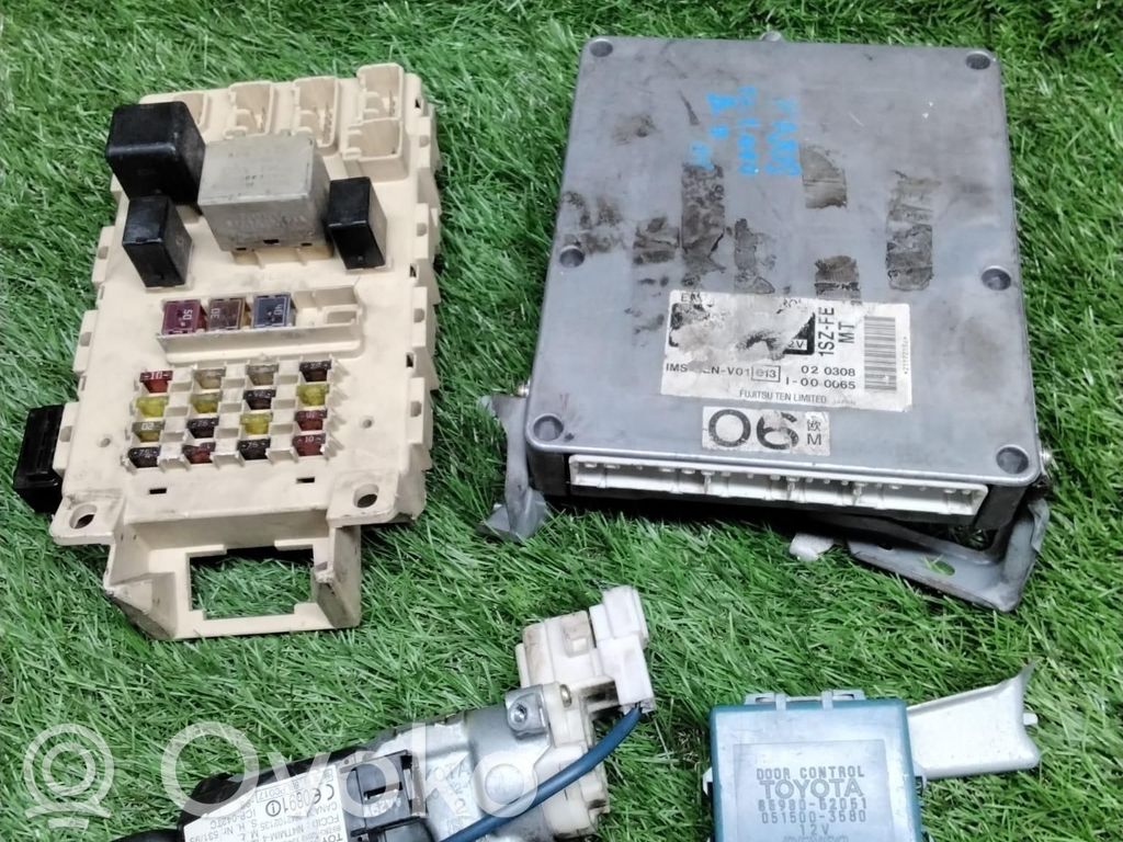 Toyota Yaris Kit cu ECU motor și set închidere uși 