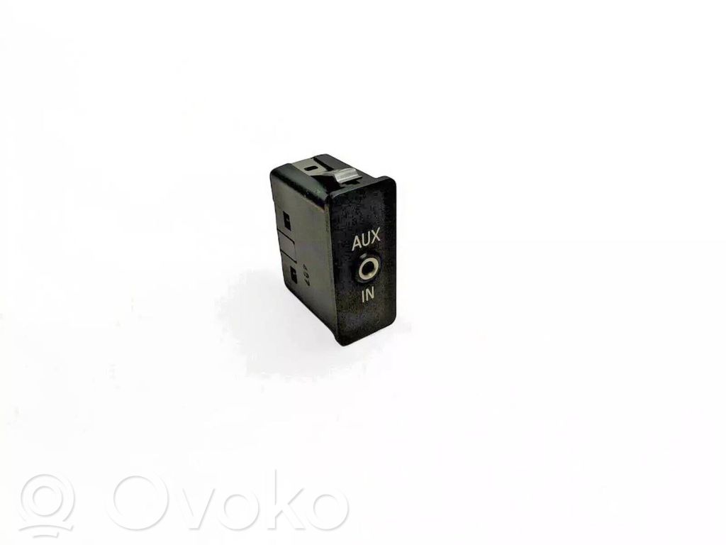 AUX in-socket connector   61316930561