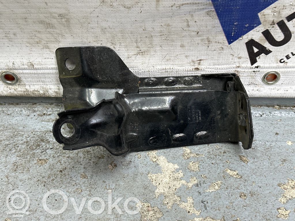 Volvo V60 Radiator mount bracket 
