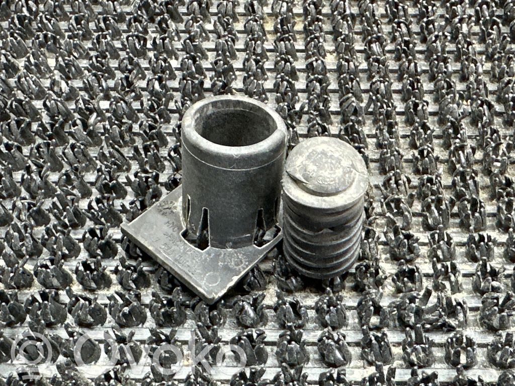 Radiator mount bracket   7526660