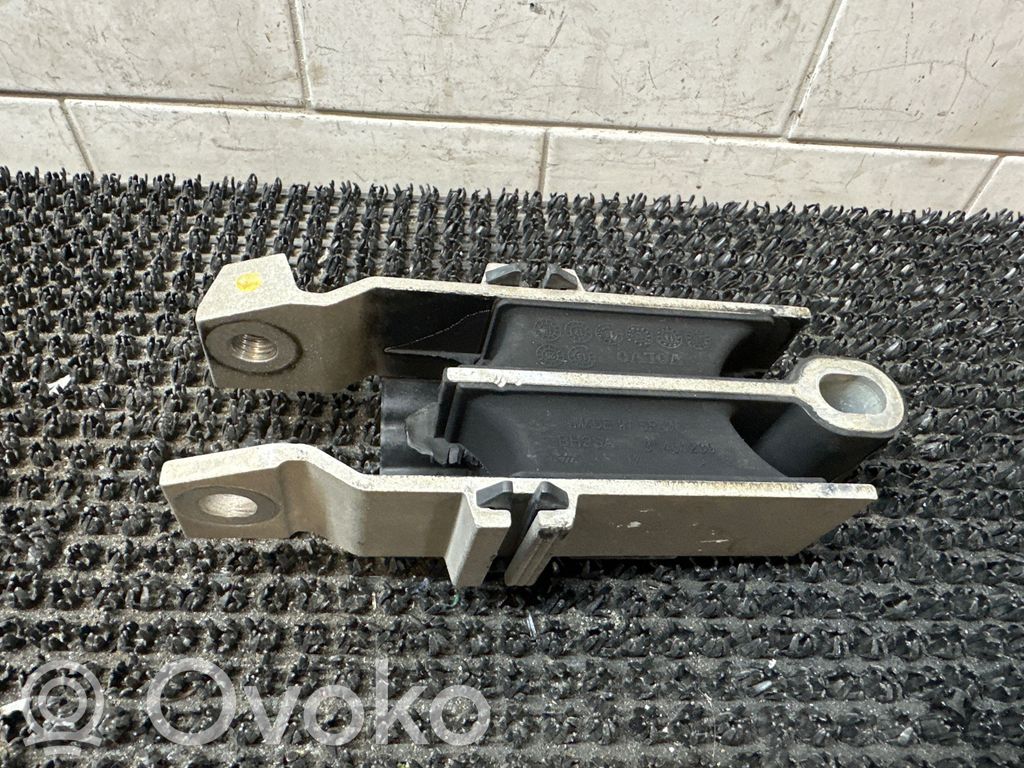 Volvo S60 Engine mount bracket 