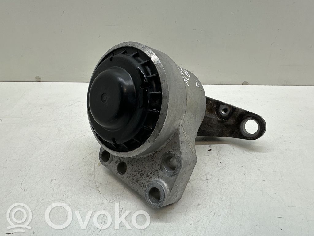 Volvo XC60 Engine mount bracket 
