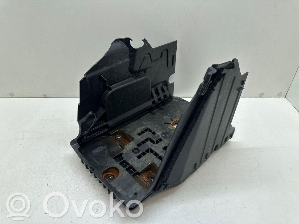 Volvo XC60 Akkulaatikon alusta 