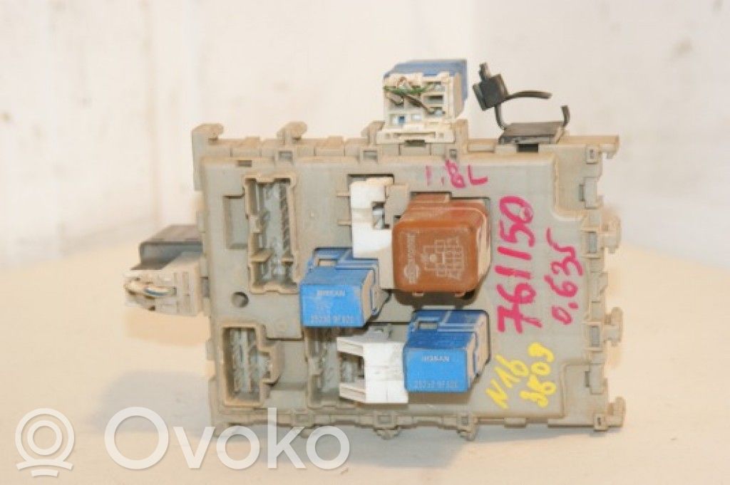 Nissan Almera N16 Ramka / Moduł bezpieczników 