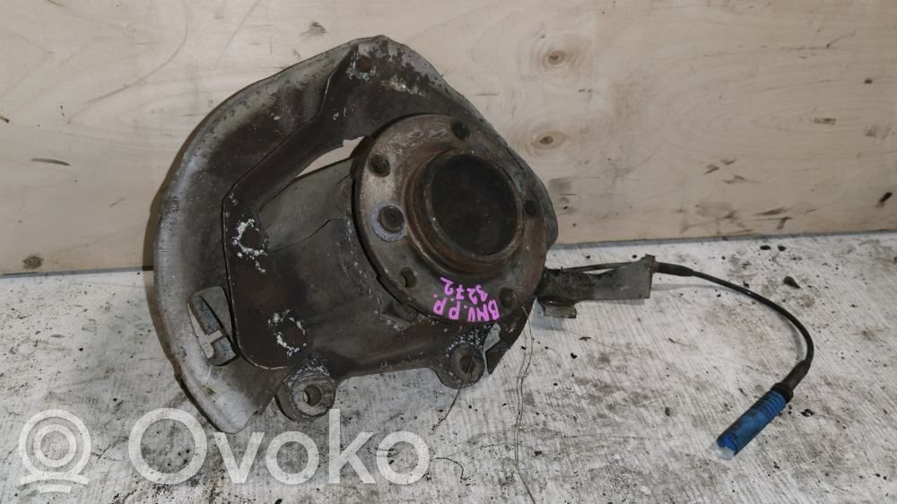 BMW 5 E39 Передний поворотный кулак (ступица, цапфа) 