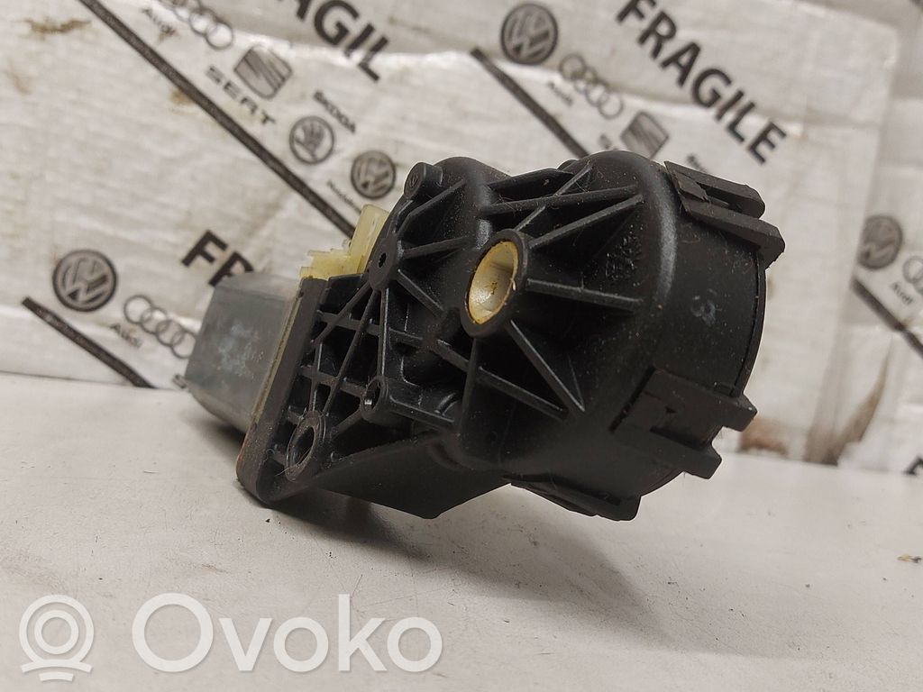 Volkswagen Touareg I Seat adjustment motor 