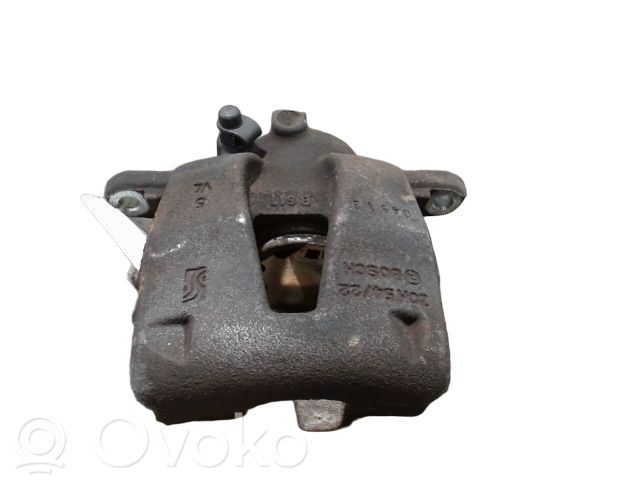 Opel Corsa D Zacisk hamulcowy przedni 
