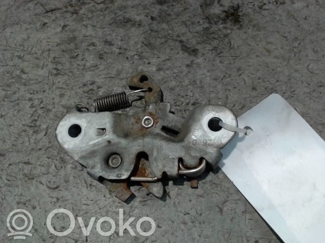 Citroen Saxo Konepellin lukituksen vastakappale 