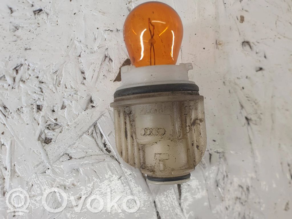 Front indicator light   PY21W