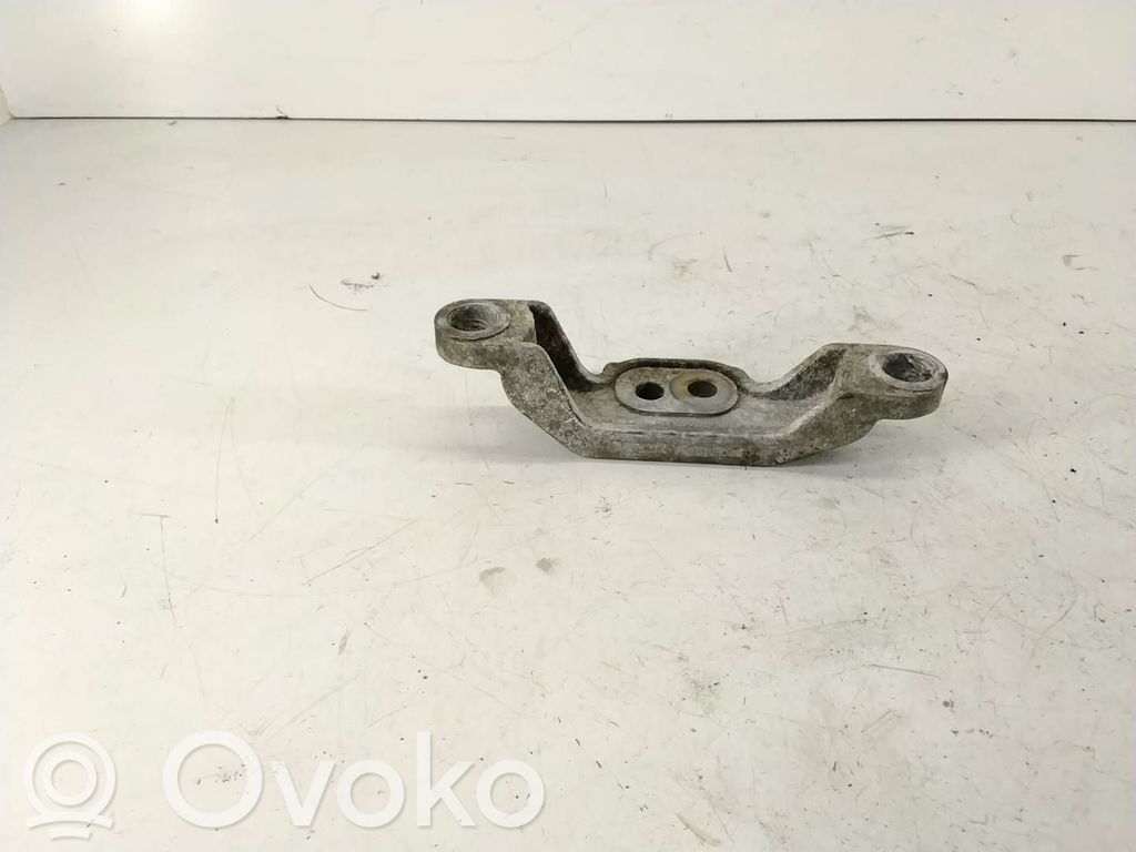 Engine mounting bracket   HL8022M05