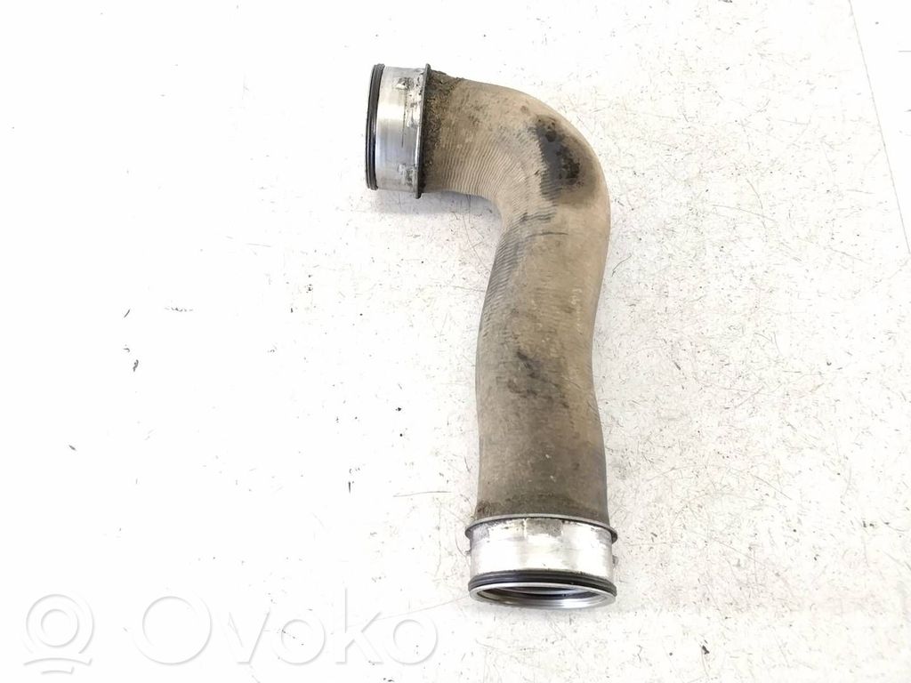 Volkswagen PASSAT B6 Wąż / Rura intercoolera 