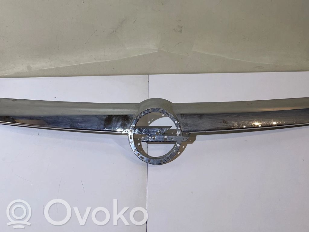 Opel Astra H Etupuskurin ylempi jäähdytinsäleikkö 