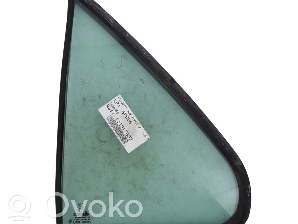 Peugeot 306 Ventanilla de ventilación de la puerta trasera 