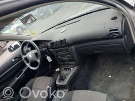 Volkswagen PASSAT B5 Zamek drzwi przednich 
