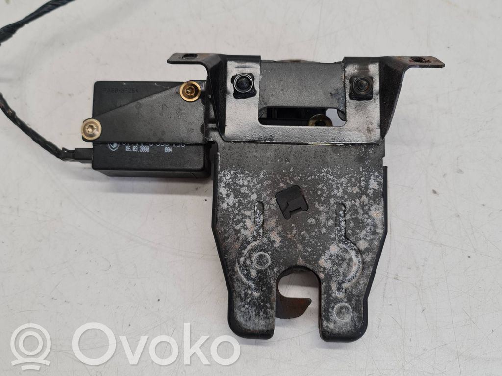 Tailgate lock latch