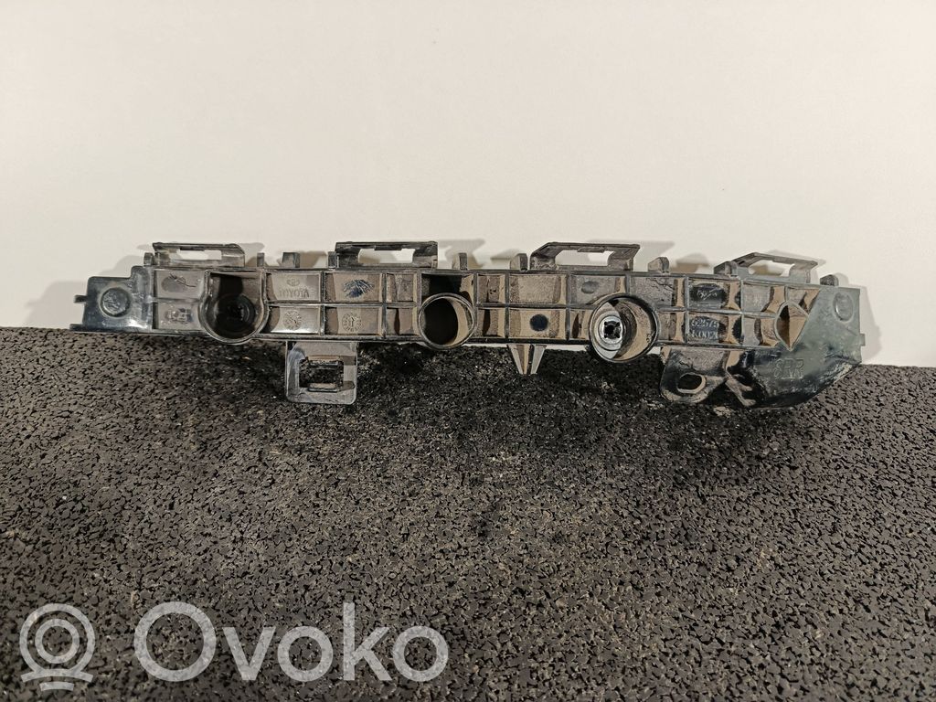 Toyota Yaris XP210 Uchwyt / Mocowanie zderzaka tylnego 