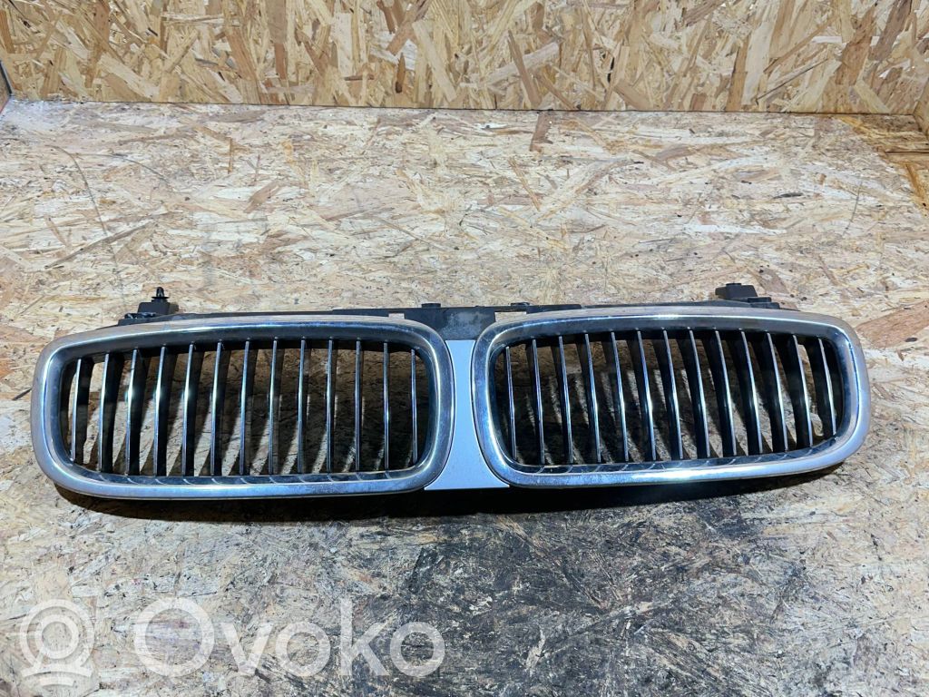 BMW 7 E65 E66 Grotelės viršutinės 