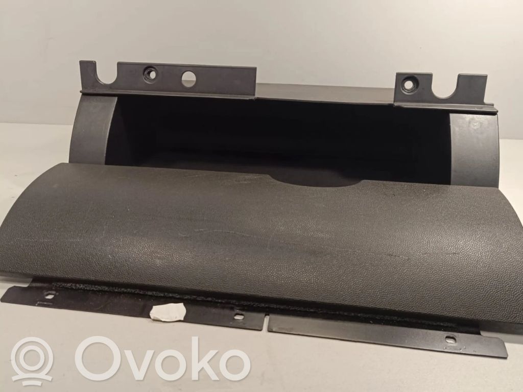 Nissan Navara D40 Daiktadėžės (bordačioko) komplektas 