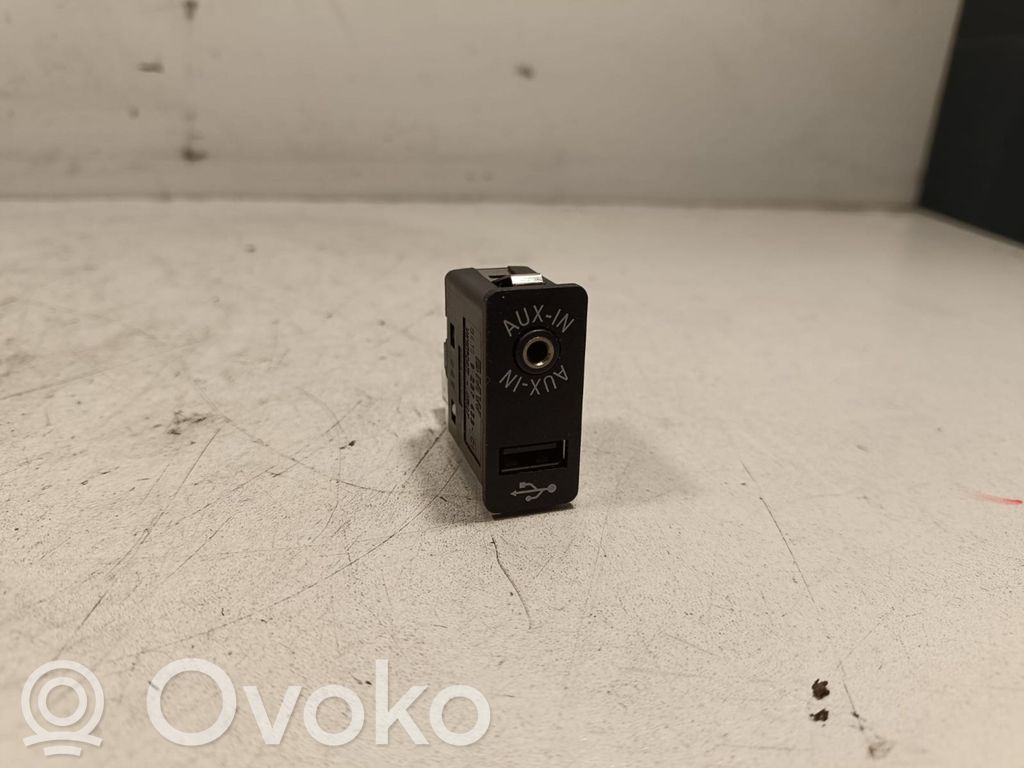 Gniazdo / Złącze AUX   9237653,923765301