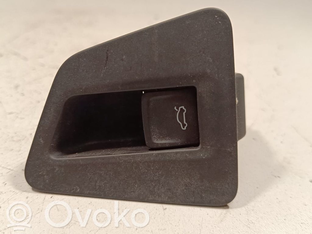 Volkswagen Touareg III Tailgate opening switch 