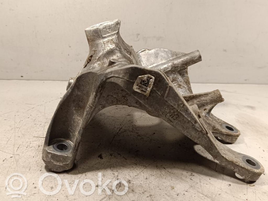 Volkswagen Touareg III Engine mounting bracket 