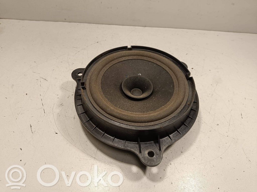 Nissan Navara D40 Altavoz de la puerta trasera 