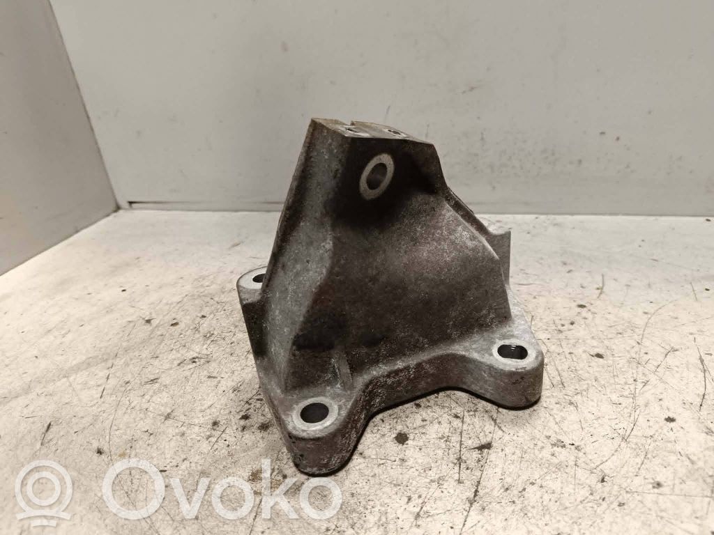 Jeep Grand Cherokee Engine mounting bracket 