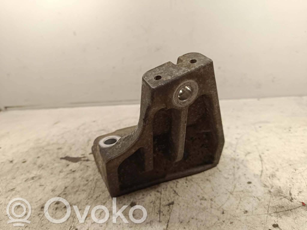 Jeep Grand Cherokee Engine mounting bracket 