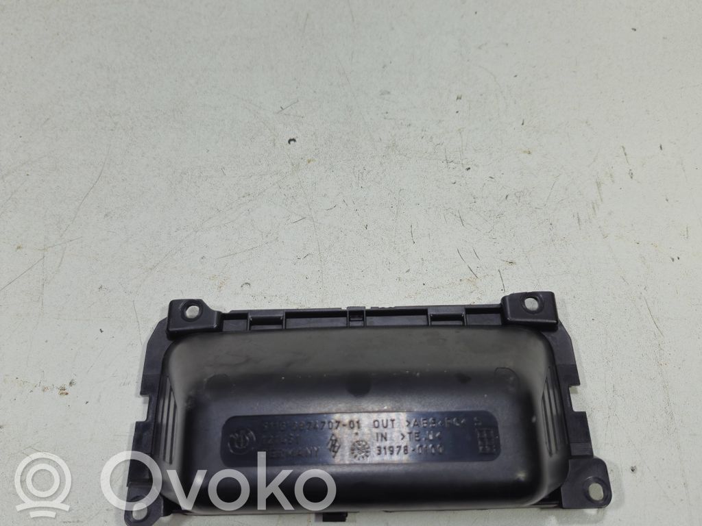 Glove box   6974707