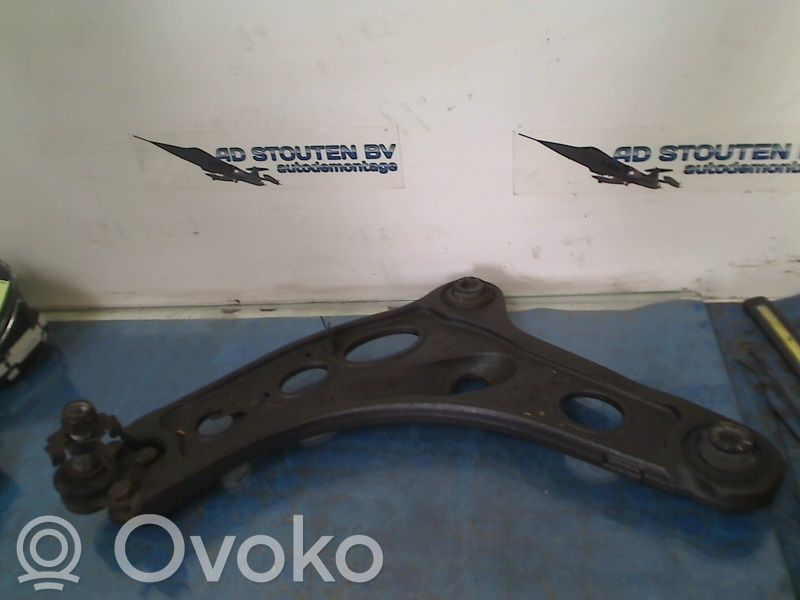 Opel Vivaro Triangle bras de suspension inférieur avant 