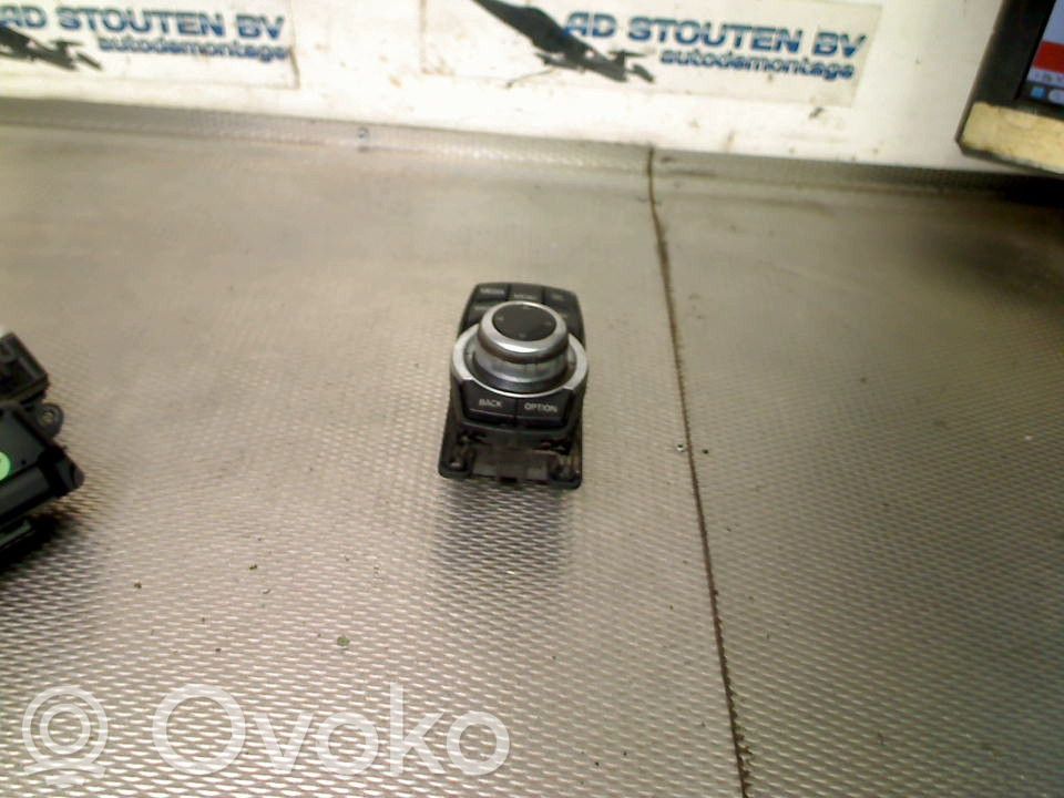BMW 2 F46 Przyciski / Przełącznik regulacji głośności 