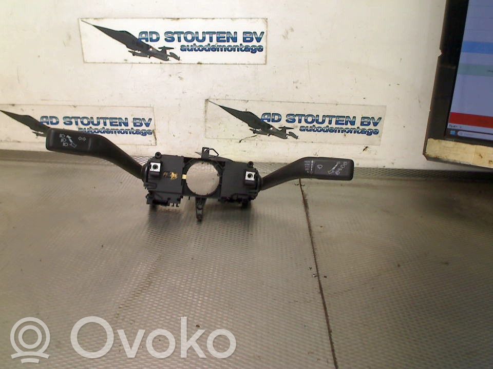 Volkswagen Up Steering wheel buttons/switches